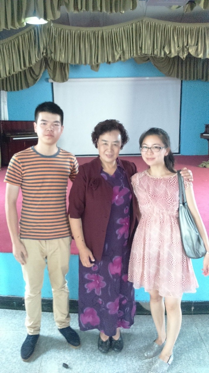 图为bjl官网登录员工与太阳村办人张淑琴女士合影留念