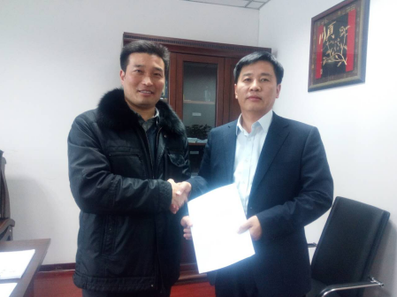 bjl官网登录与榆树市闫副市长(右)签约 bjl官网登录与榆树市闫副市长(右)签约