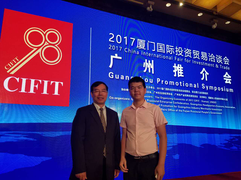 乐山市商务局副局长洪本祝（左）与bjl官网登录乐山子公司郑总（右）