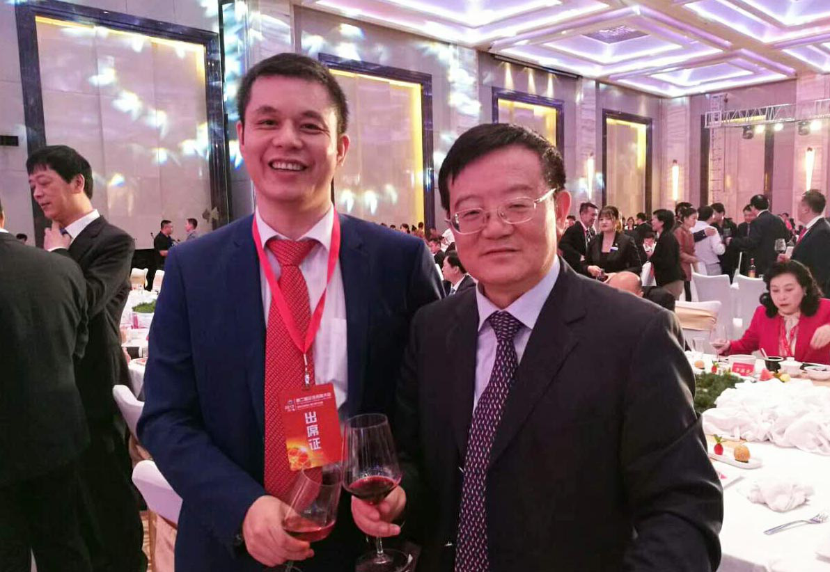 全国工商联党组书记、、常务副主席徐乐江（右）与bjl官网登录董事长郑两斌（左）