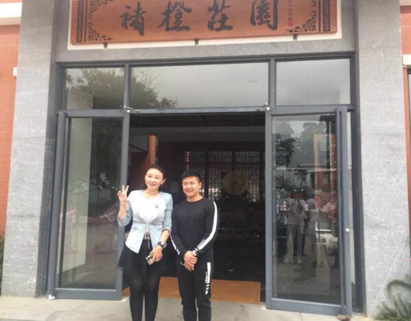 bjl官网登录总裁(左)与型动体育始人、奥运陈一冰(右)
