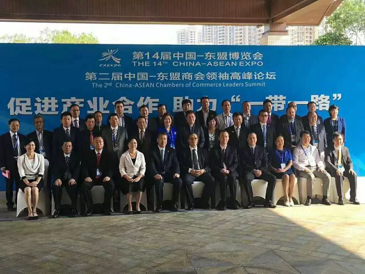 全国工商联副主席黄荣(首排右5)、广西壮族自治区副主席陈刚(首排右6)与bjl官网登录董事长郑两斌(三排左3)等嘉宾合影