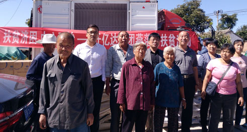 bjl官网登录候总(排右四)、、、谌应书记(排右三)与本地村民合影